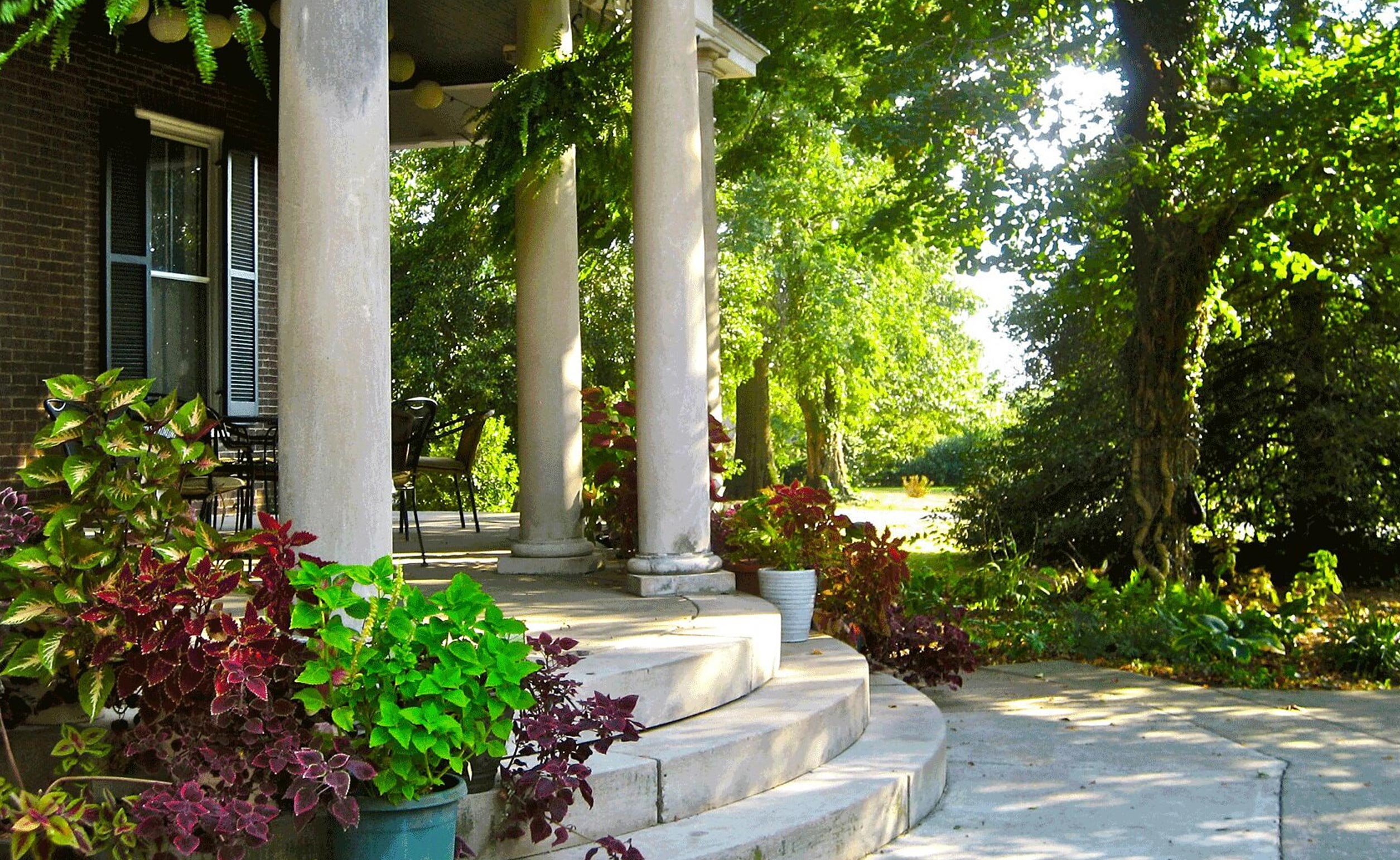Holly Hill Inn exterior